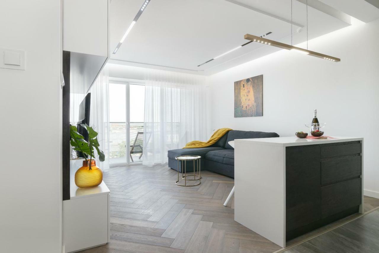 Perfectely Located With Free Parking Apartment Poznan